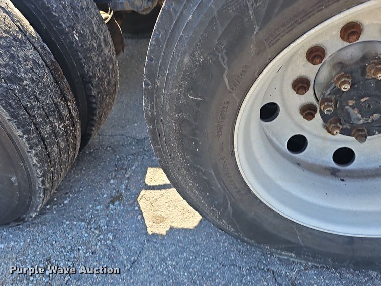 image for item DP0986 2005 Volvo VNL semi truck