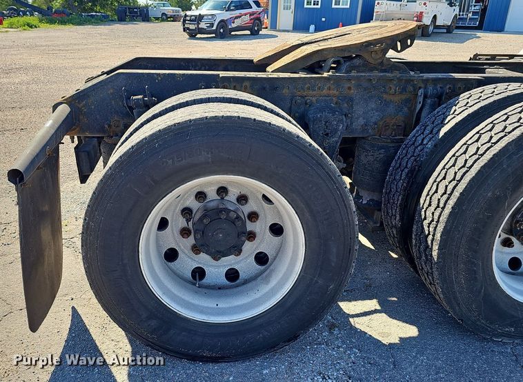 image for item DP0986 2005 Volvo VNL semi truck