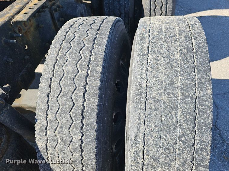 image for item DP0986 2005 Volvo VNL semi truck