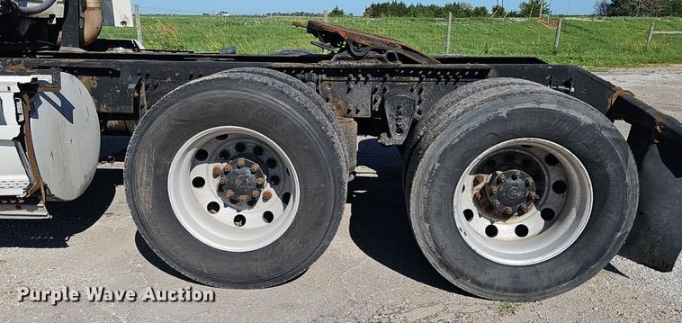 image for item DP0986 2005 Volvo VNL semi truck