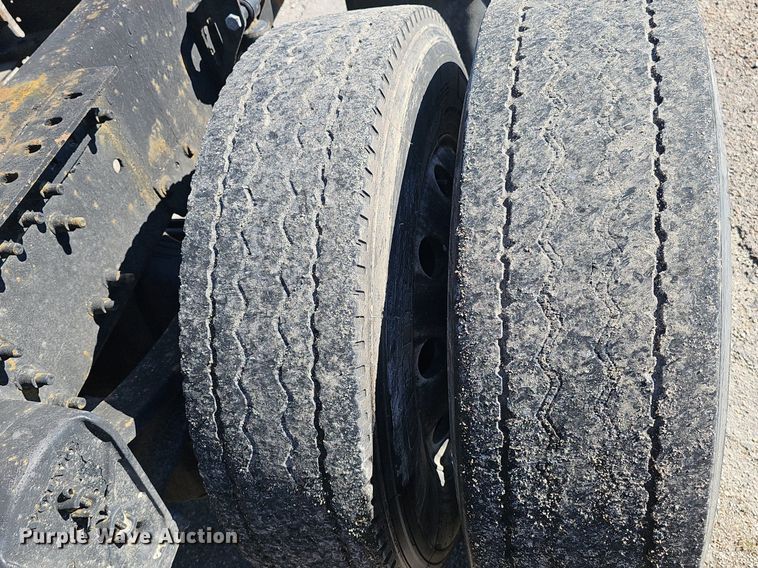 image for item DP0986 2005 Volvo VNL semi truck