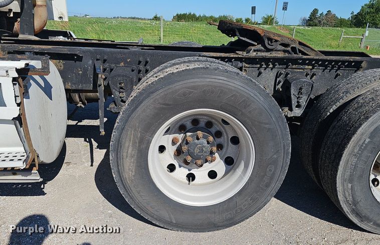 image for item DP0986 2005 Volvo VNL semi truck