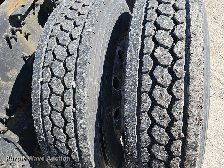 image for item DP0986 2005 Volvo VNL semi truck