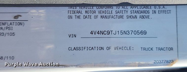 image for item DP0986 2005 Volvo VNL semi truck