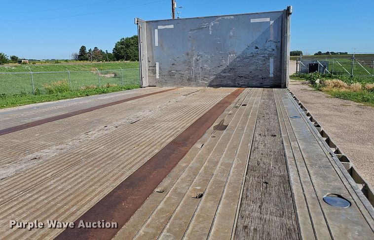 image for item DP0987 1999 East Manufacturing flatbed trailer