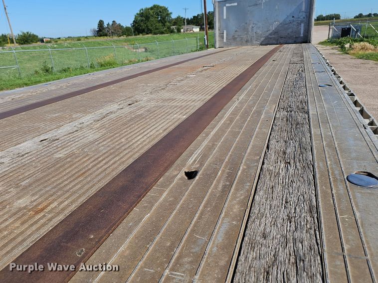 image for item DP0987 1999 East Manufacturing flatbed trailer