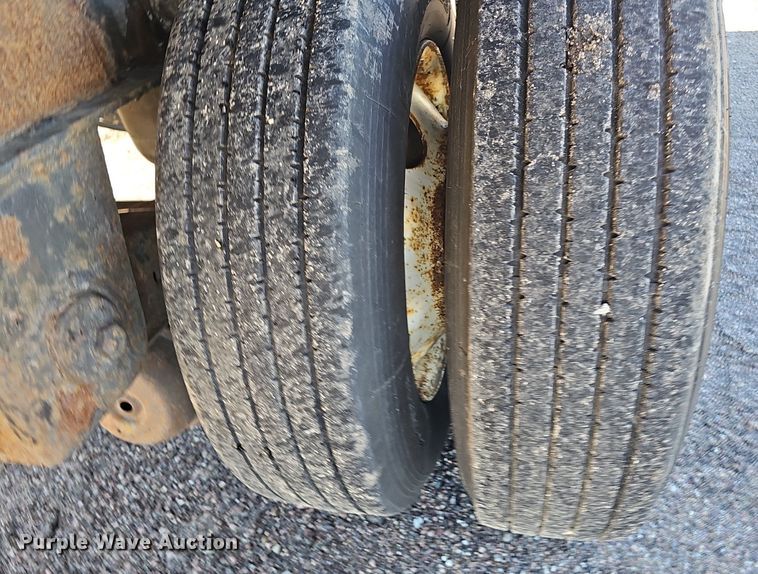 image for item DP0987 1999 East Manufacturing flatbed trailer