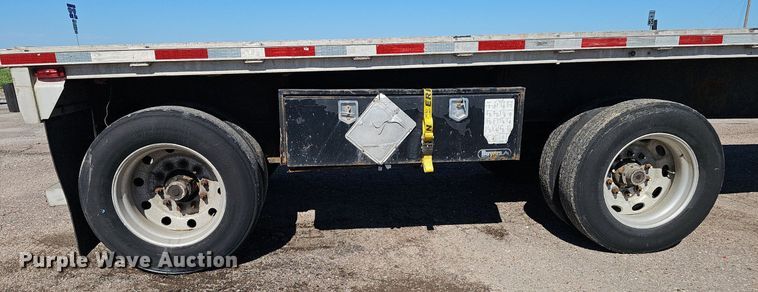 image for item DP0987 1999 East Manufacturing flatbed trailer