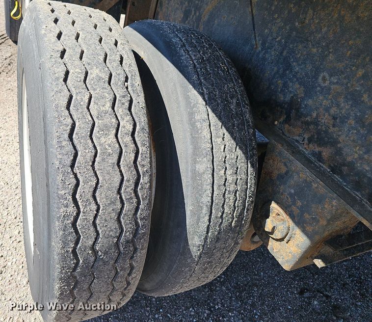 image for item DP0987 1999 East Manufacturing flatbed trailer