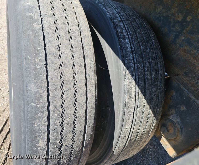 image for item DP0987 1999 East Manufacturing flatbed trailer