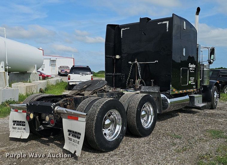 image for item DP1006 2007 Peterbilt 379 semi truck
