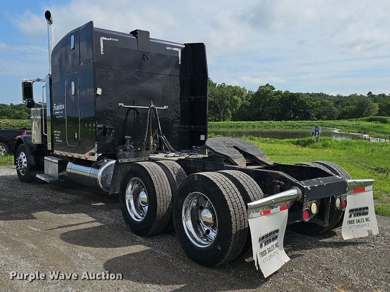 image for item DP1006 2007 Peterbilt 379 semi truck