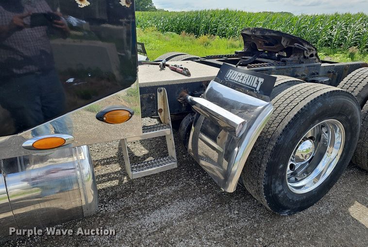 image for item DP1006 2007 Peterbilt 379 semi truck