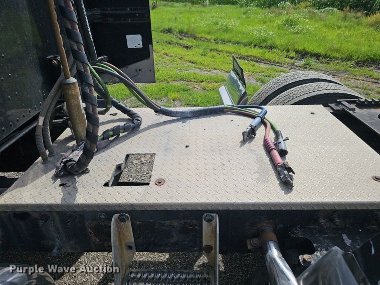 image for item DP1006 2007 Peterbilt 379 semi truck