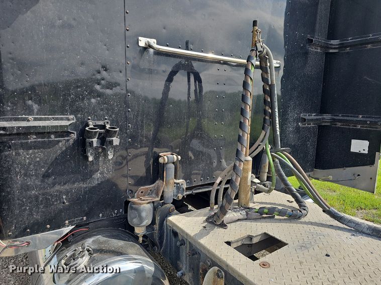 image for item DP1006 2007 Peterbilt 379 semi truck