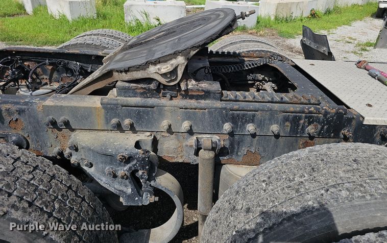 image for item DP1006 2007 Peterbilt 379 semi truck