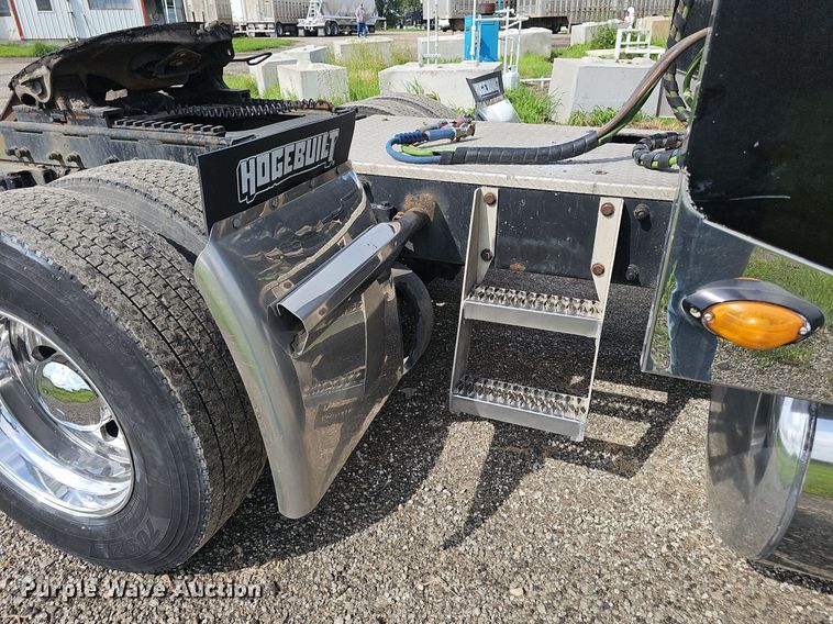 image for item DP1006 2007 Peterbilt 379 semi truck