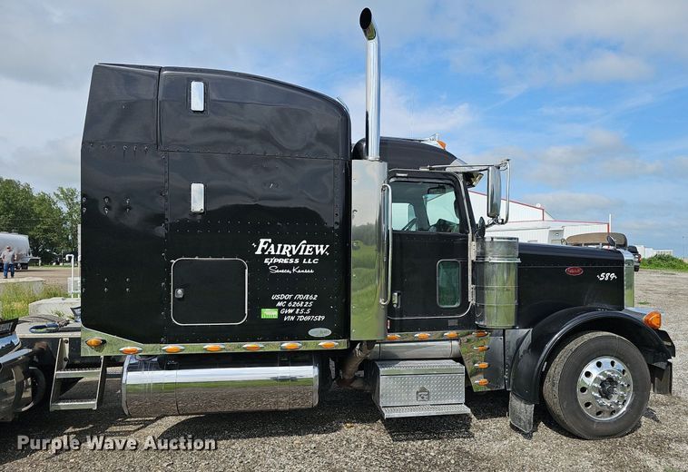 image for item DP1006 2007 Peterbilt 379 semi truck