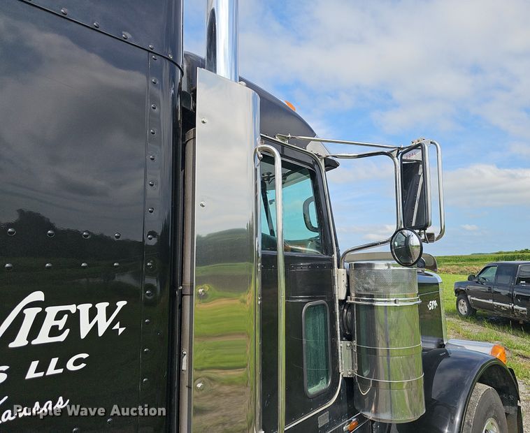 image for item DP1006 2007 Peterbilt 379 semi truck