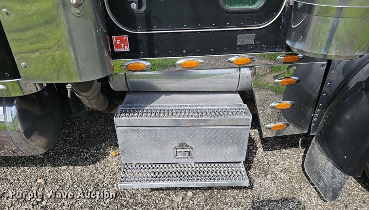 image for item DP1006 2007 Peterbilt 379 semi truck