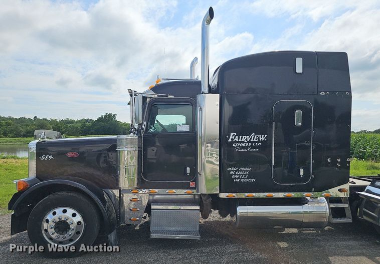 image for item DP1006 2007 Peterbilt 379 semi truck
