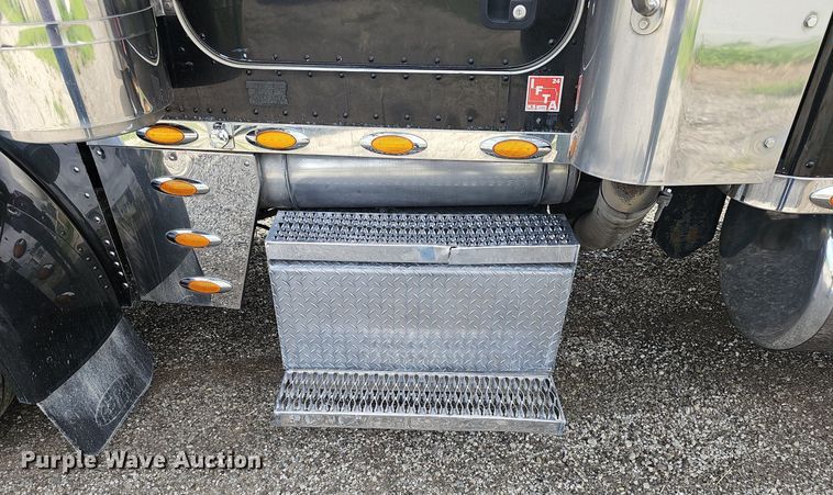 image for item DP1006 2007 Peterbilt 379 semi truck