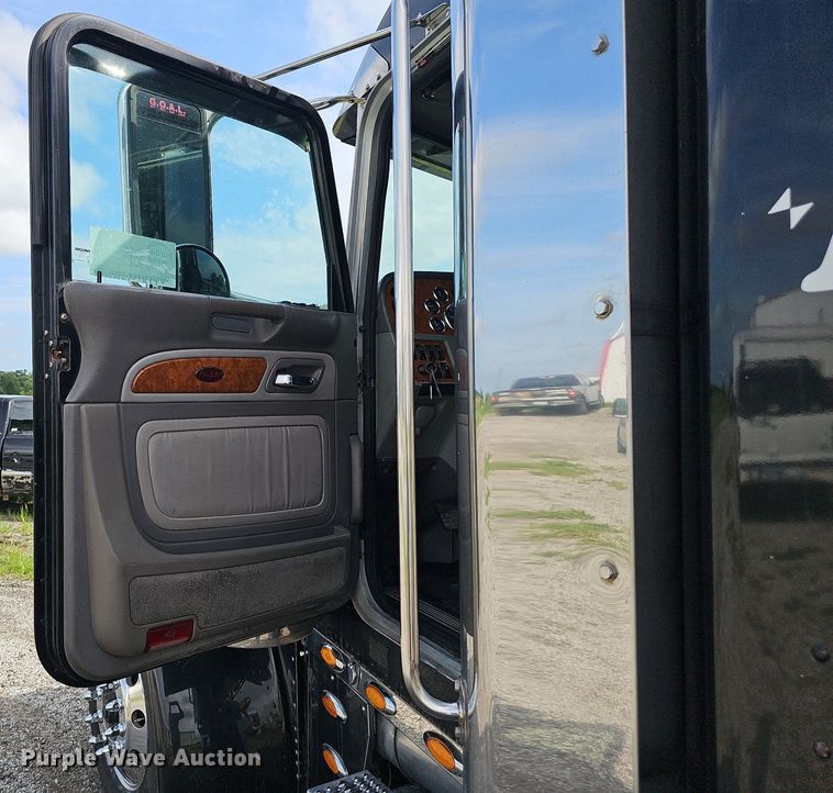 image for item DP1006 2007 Peterbilt 379 semi truck