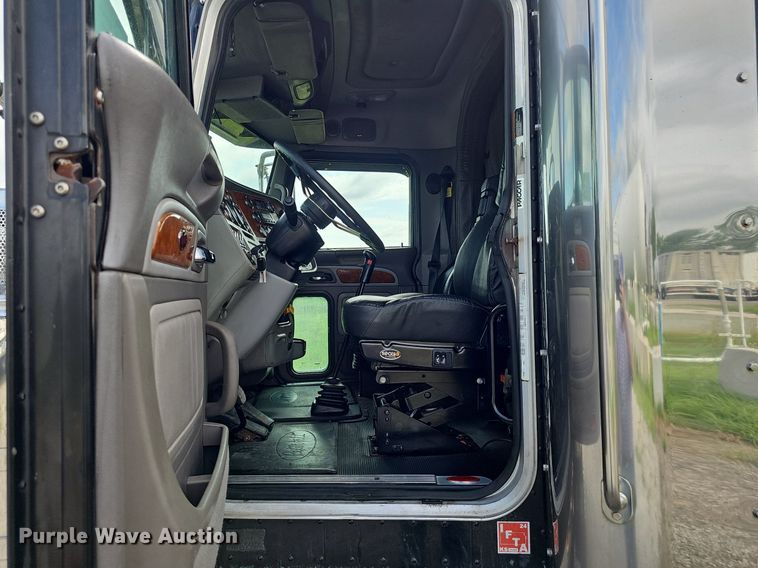 image for item DP1006 2007 Peterbilt 379 semi truck