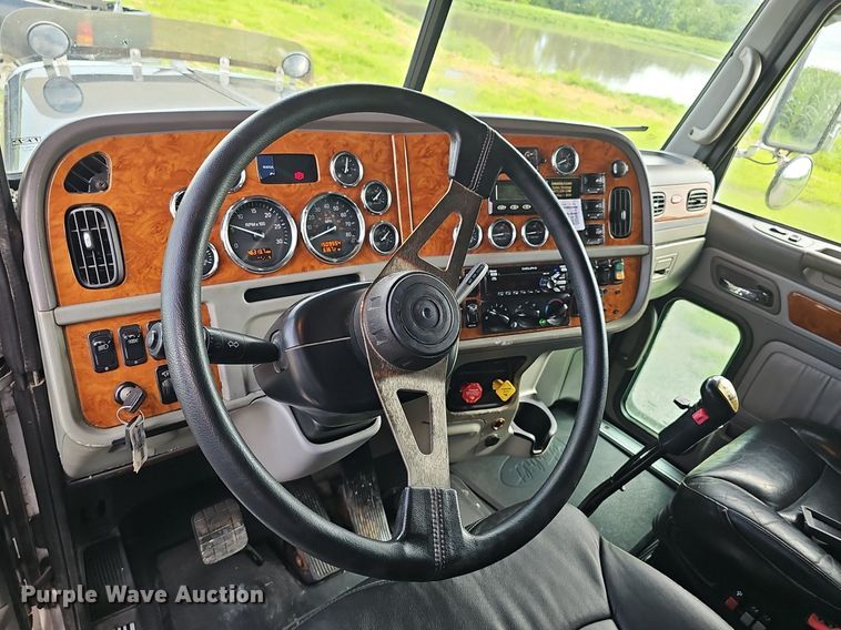 image for item DP1006 2007 Peterbilt 379 semi truck