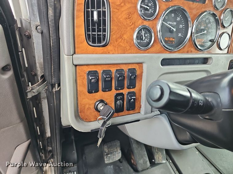 image for item DP1006 2007 Peterbilt 379 semi truck