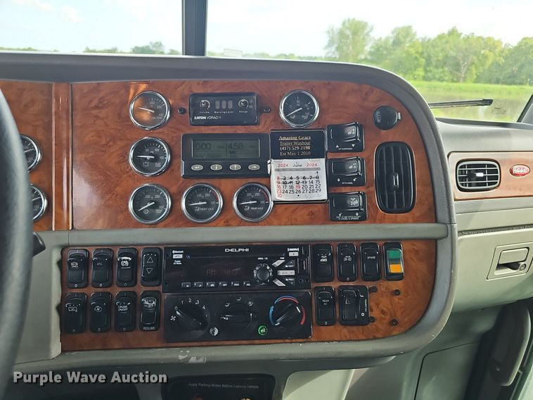 image for item DP1006 2007 Peterbilt 379 semi truck