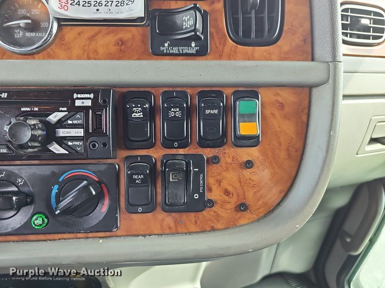 image for item DP1006 2007 Peterbilt 379 semi truck