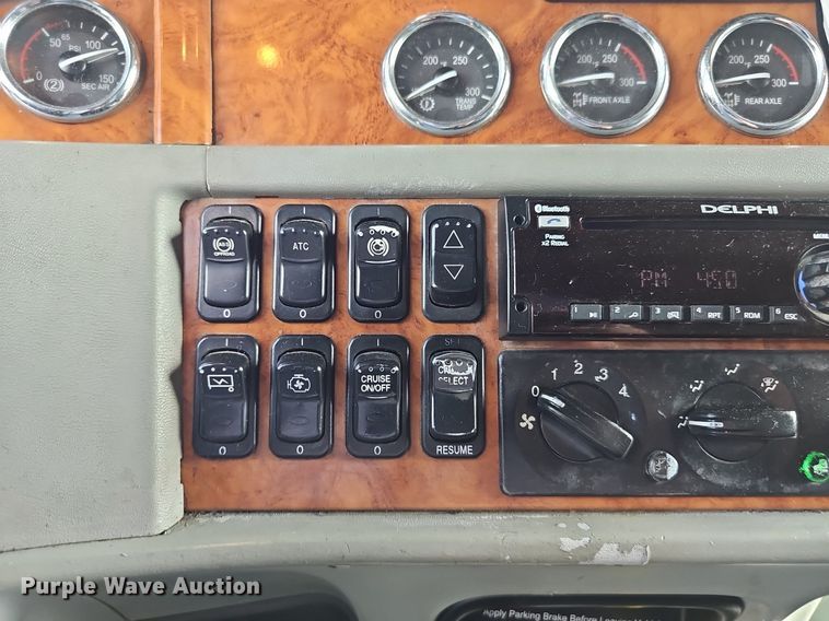 image for item DP1006 2007 Peterbilt 379 semi truck