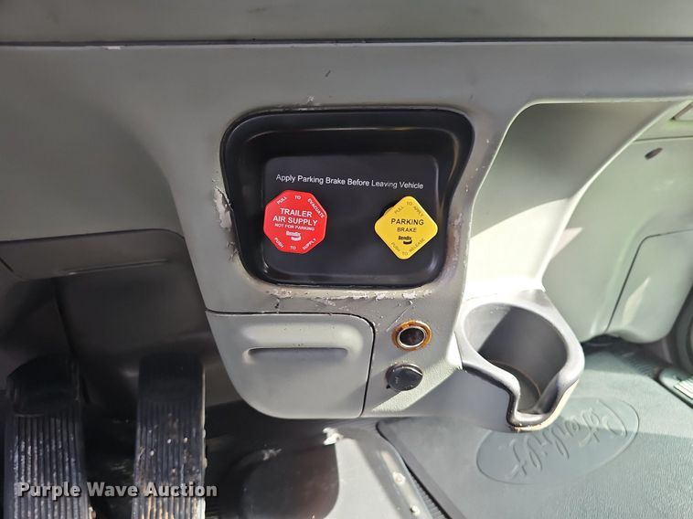 image for item DP1006 2007 Peterbilt 379 semi truck