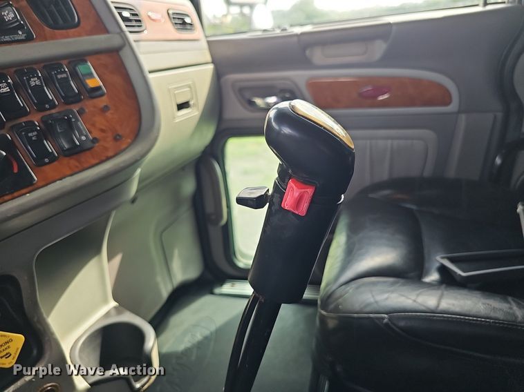 image for item DP1006 2007 Peterbilt 379 semi truck