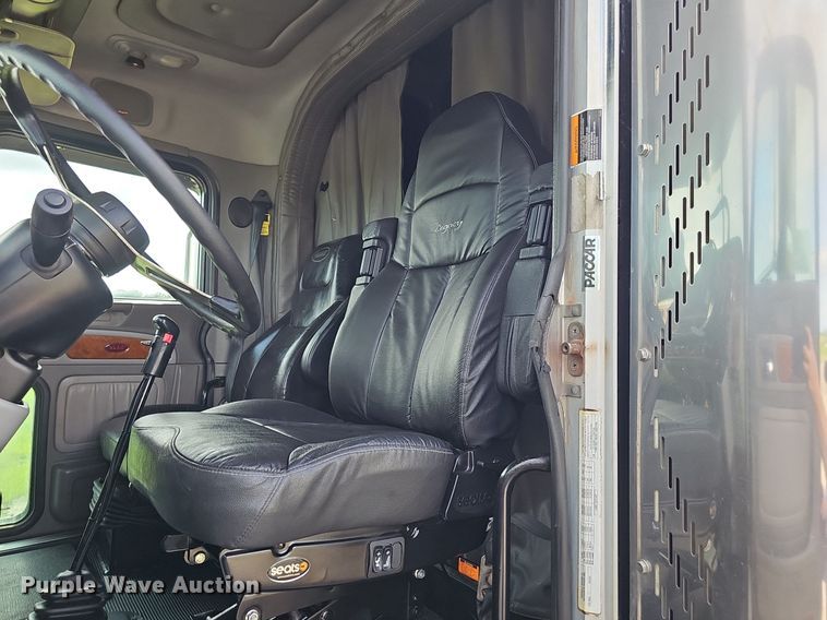 image for item DP1006 2007 Peterbilt 379 semi truck