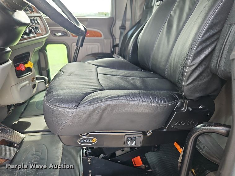 image for item DP1006 2007 Peterbilt 379 semi truck