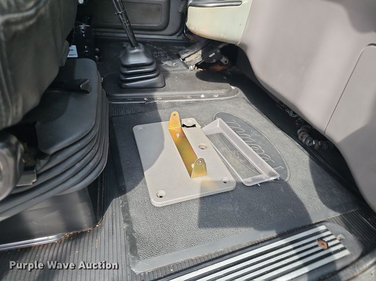 image for item DP1006 2007 Peterbilt 379 semi truck