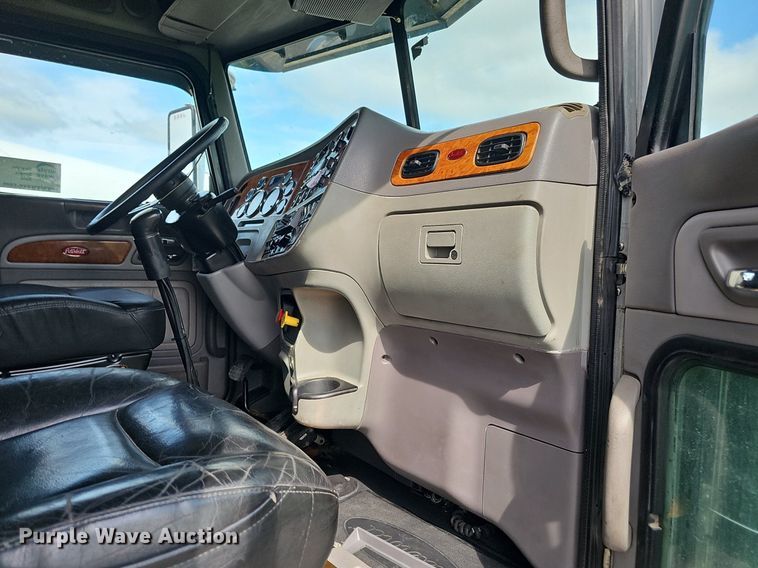 image for item DP1006 2007 Peterbilt 379 semi truck