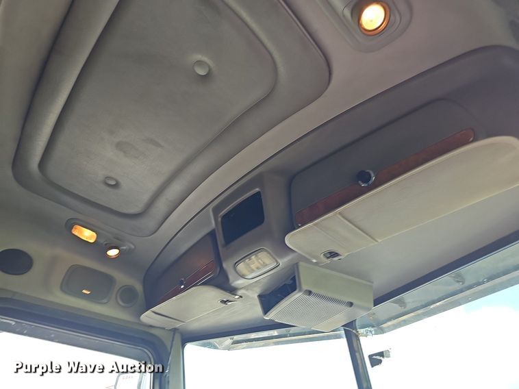 image for item DP1006 2007 Peterbilt 379 semi truck