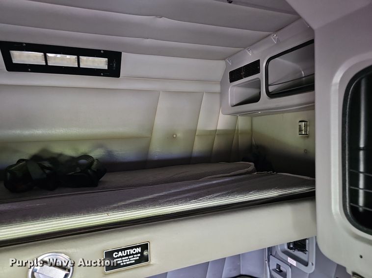 image for item DP1006 2007 Peterbilt 379 semi truck