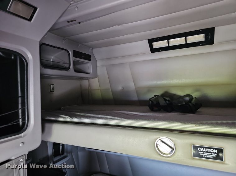 image for item DP1006 2007 Peterbilt 379 semi truck