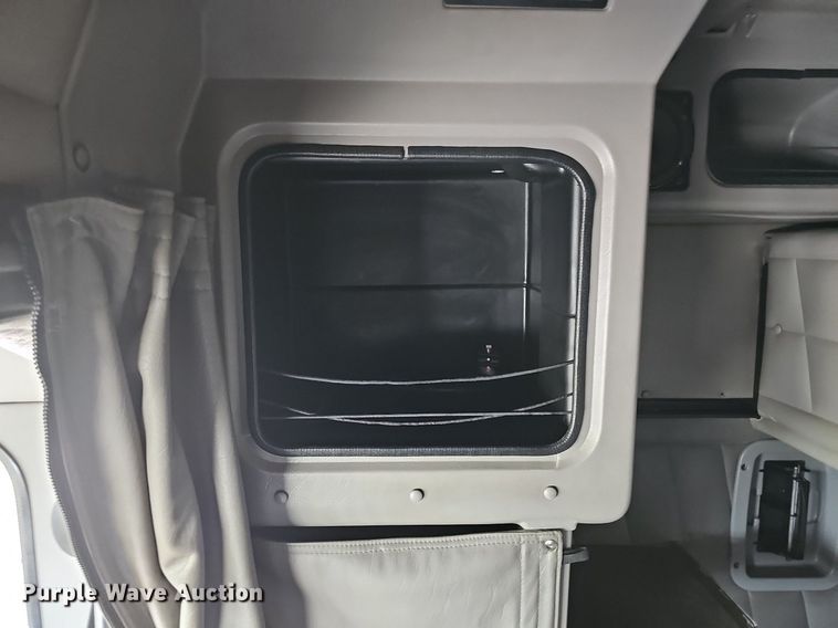 image for item DP1006 2007 Peterbilt 379 semi truck