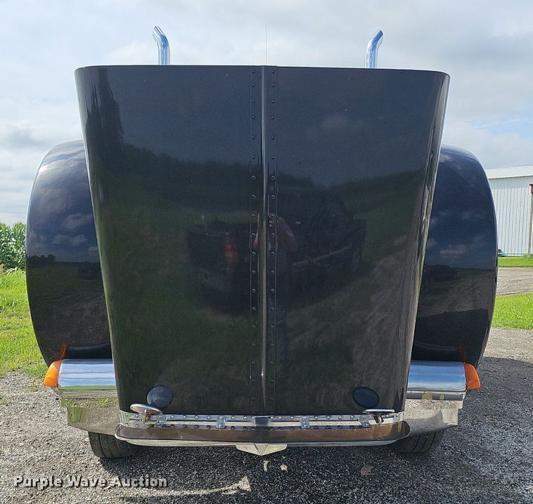 image for item DP1006 2007 Peterbilt 379 semi truck