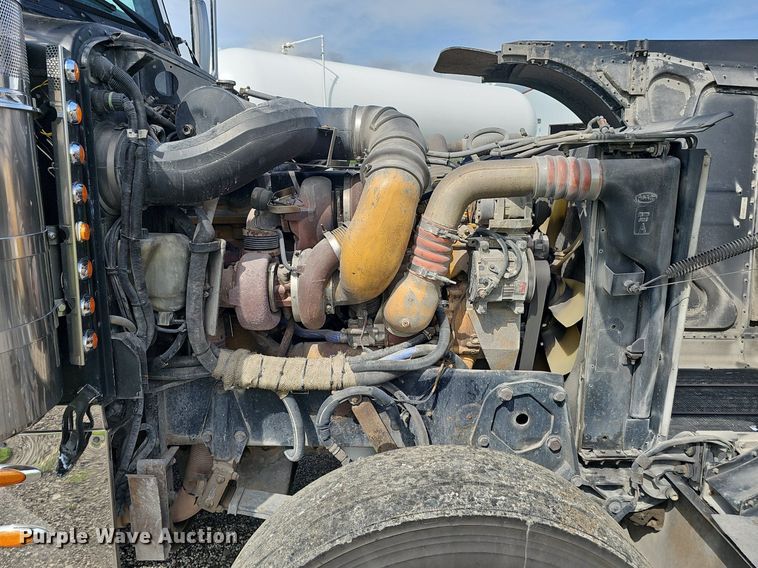 image for item DP1006 2007 Peterbilt 379 semi truck