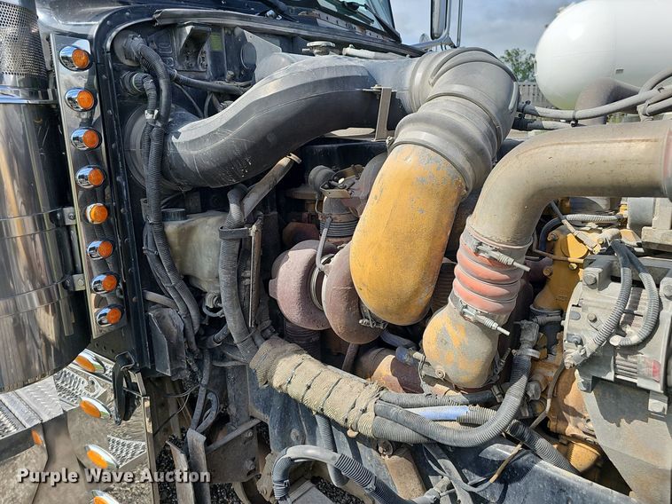 image for item DP1006 2007 Peterbilt 379 semi truck
