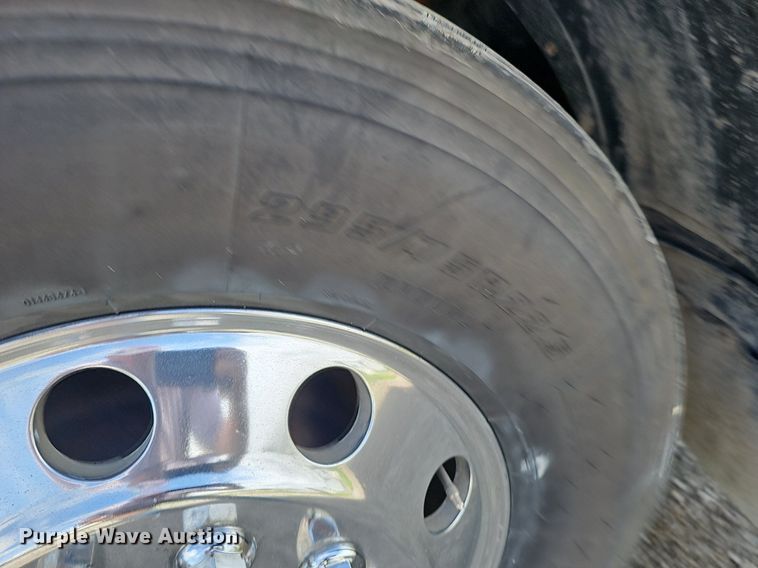 image for item DP1006 2007 Peterbilt 379 semi truck