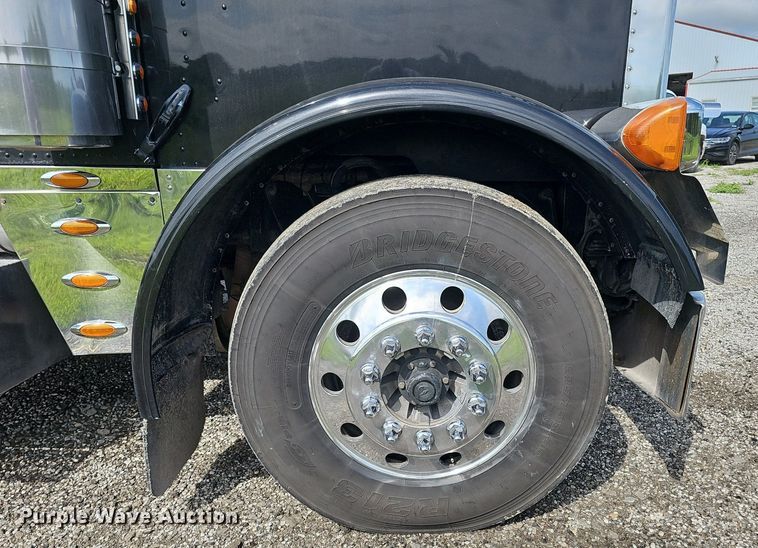 image for item DP1006 2007 Peterbilt 379 semi truck