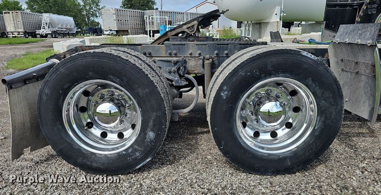 image for item DP1006 2007 Peterbilt 379 semi truck