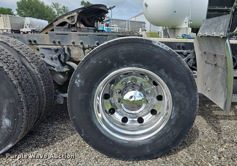 image for item DP1006 2007 Peterbilt 379 semi truck